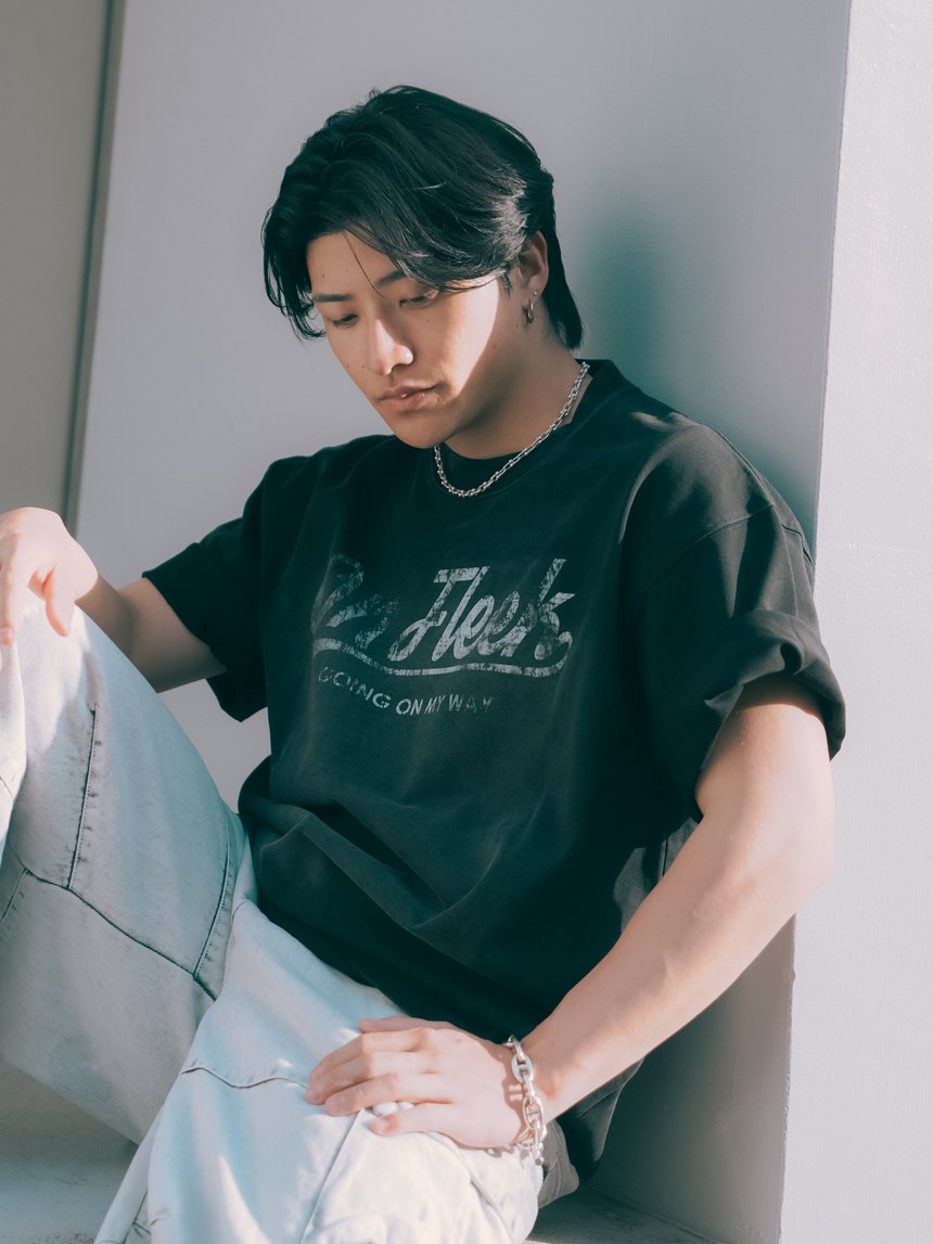 On Fleek のTシャツでくつろぐ