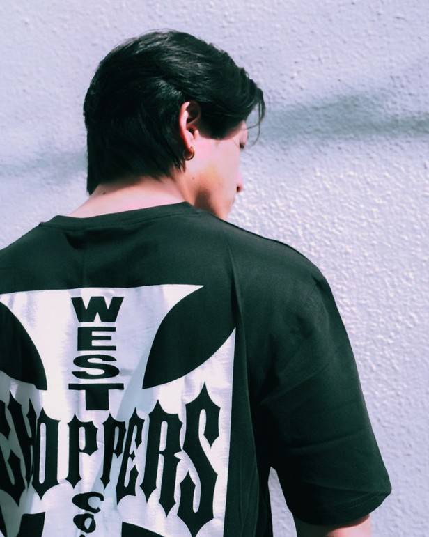 背中の大きなプリントが印象的な West Coast Choppers のTシャツ